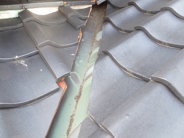 穴あきが生じた谷板金